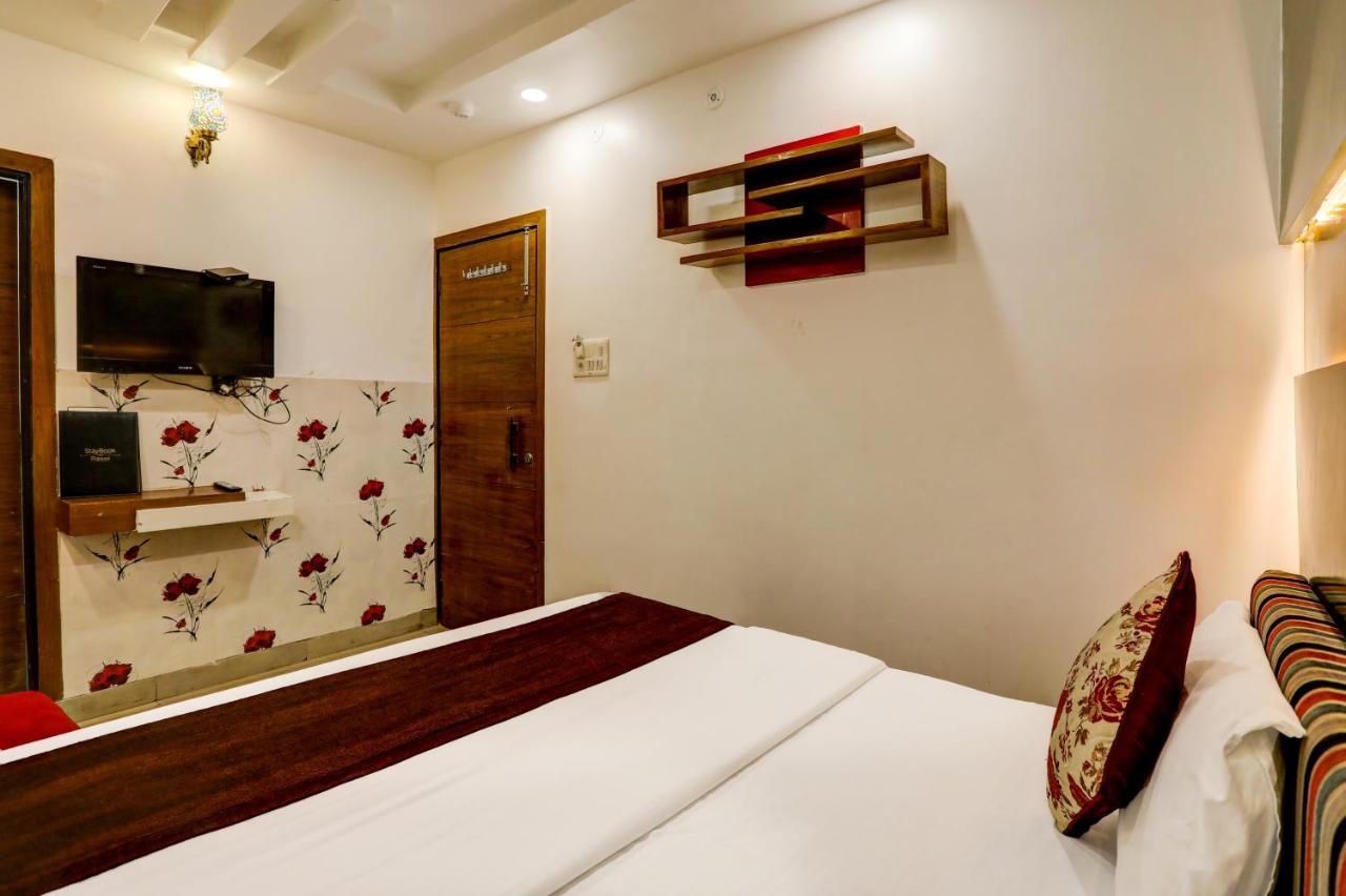 Hotel Nityaa Suites New Delhi Bagian luar foto