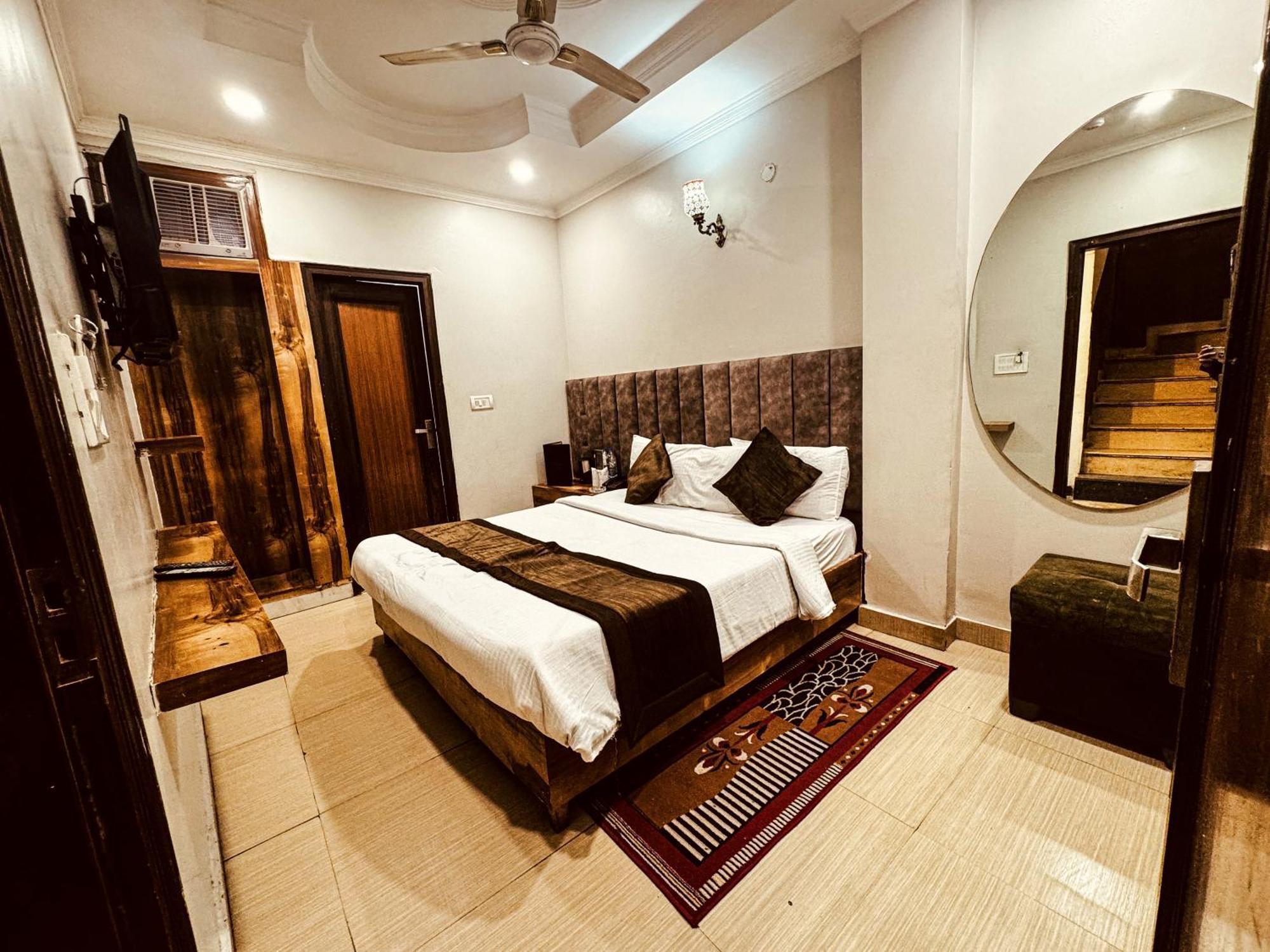 Hotel Nityaa Suites New Delhi Bagian luar foto