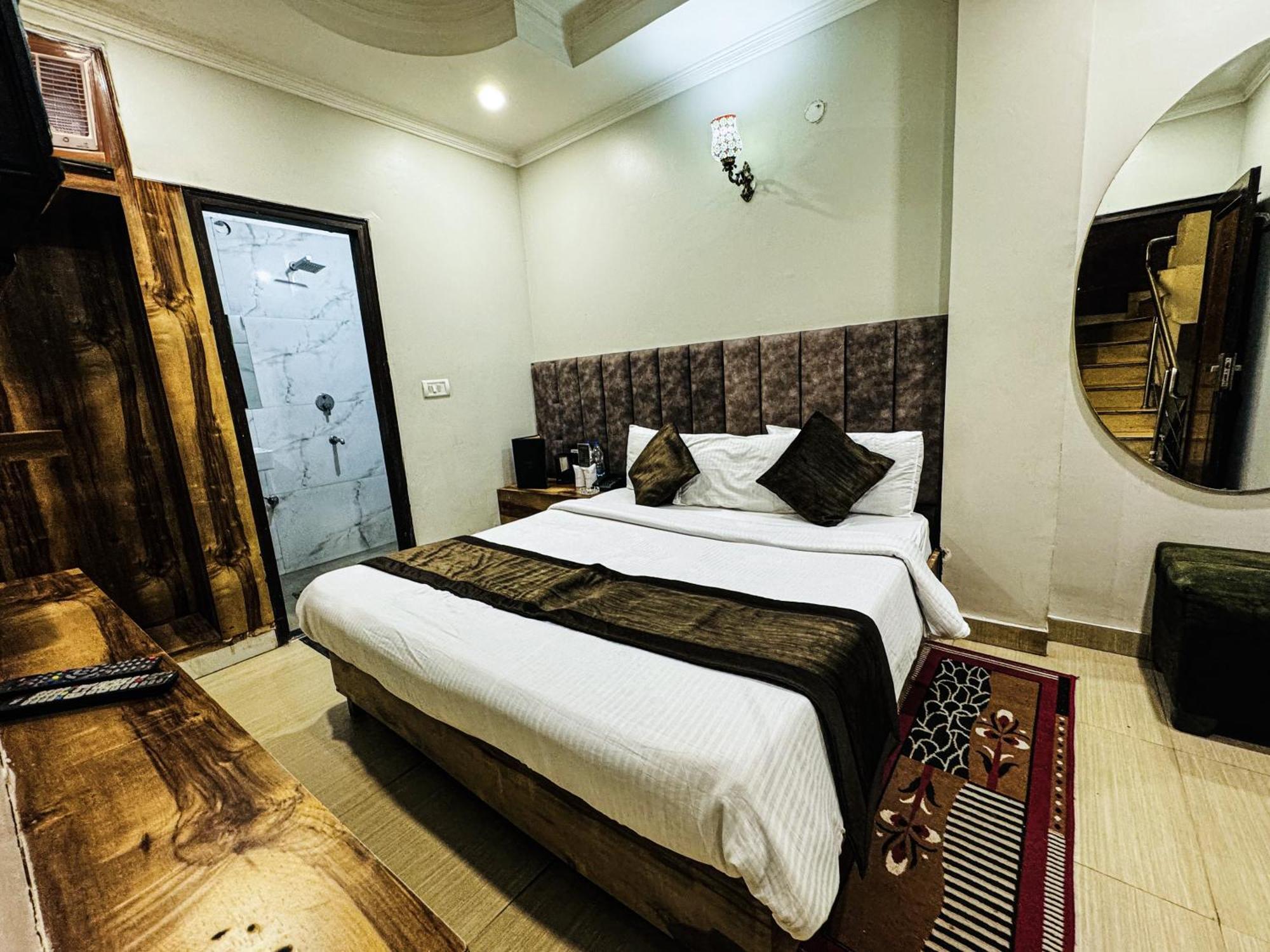 Hotel Nityaa Suites New Delhi Bagian luar foto