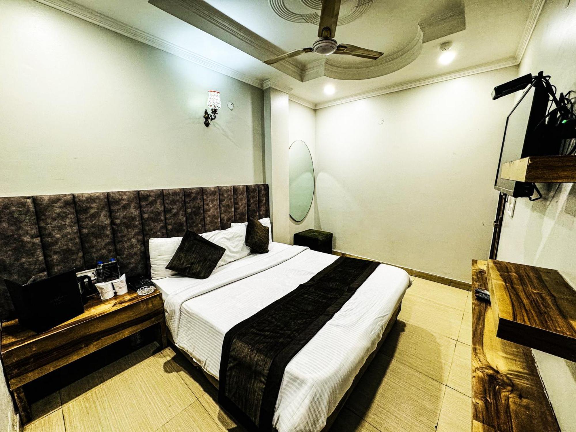 Hotel Nityaa Suites New Delhi Bagian luar foto