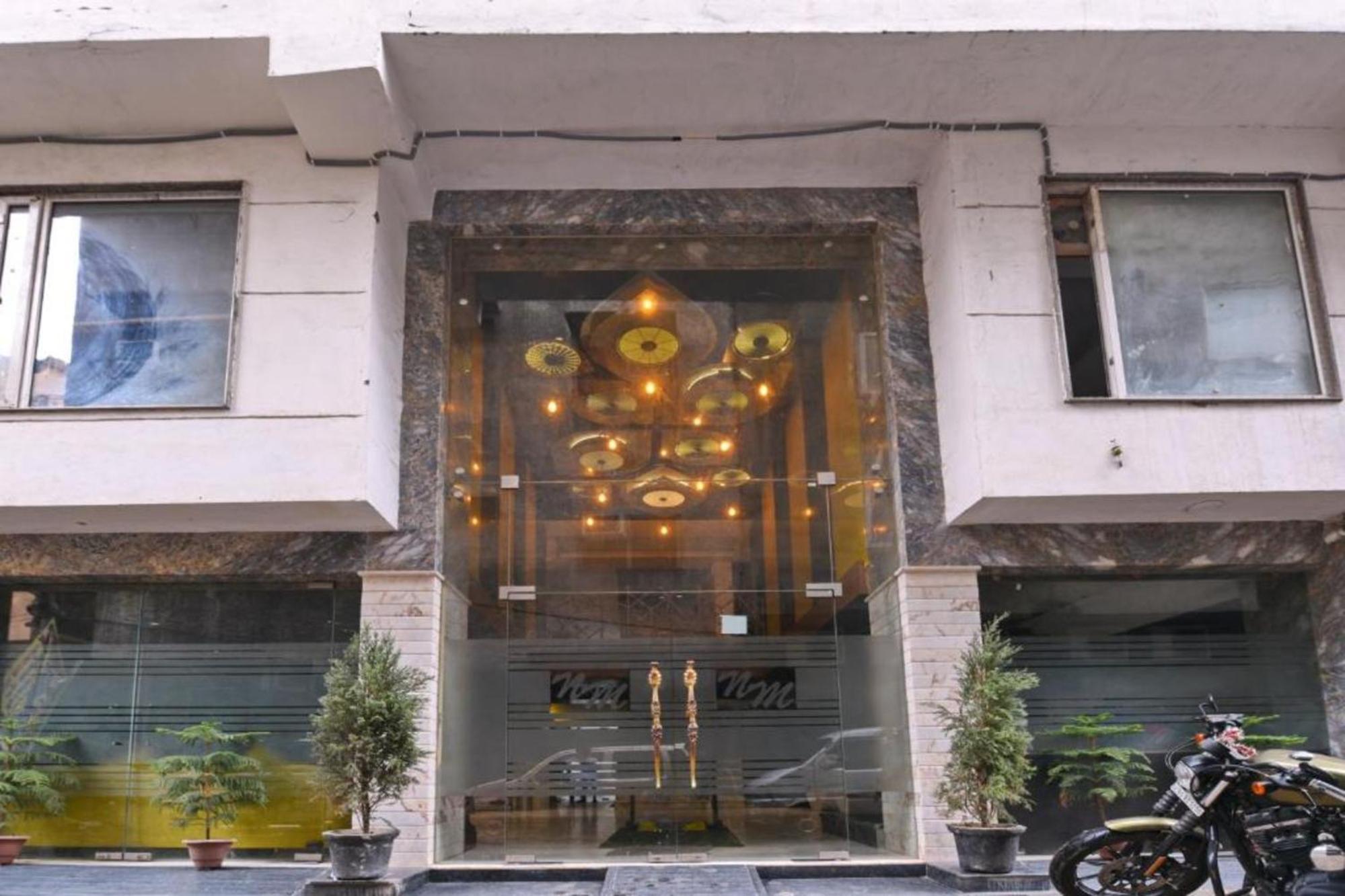 Hotel Nityaa Suites New Delhi Bagian luar foto