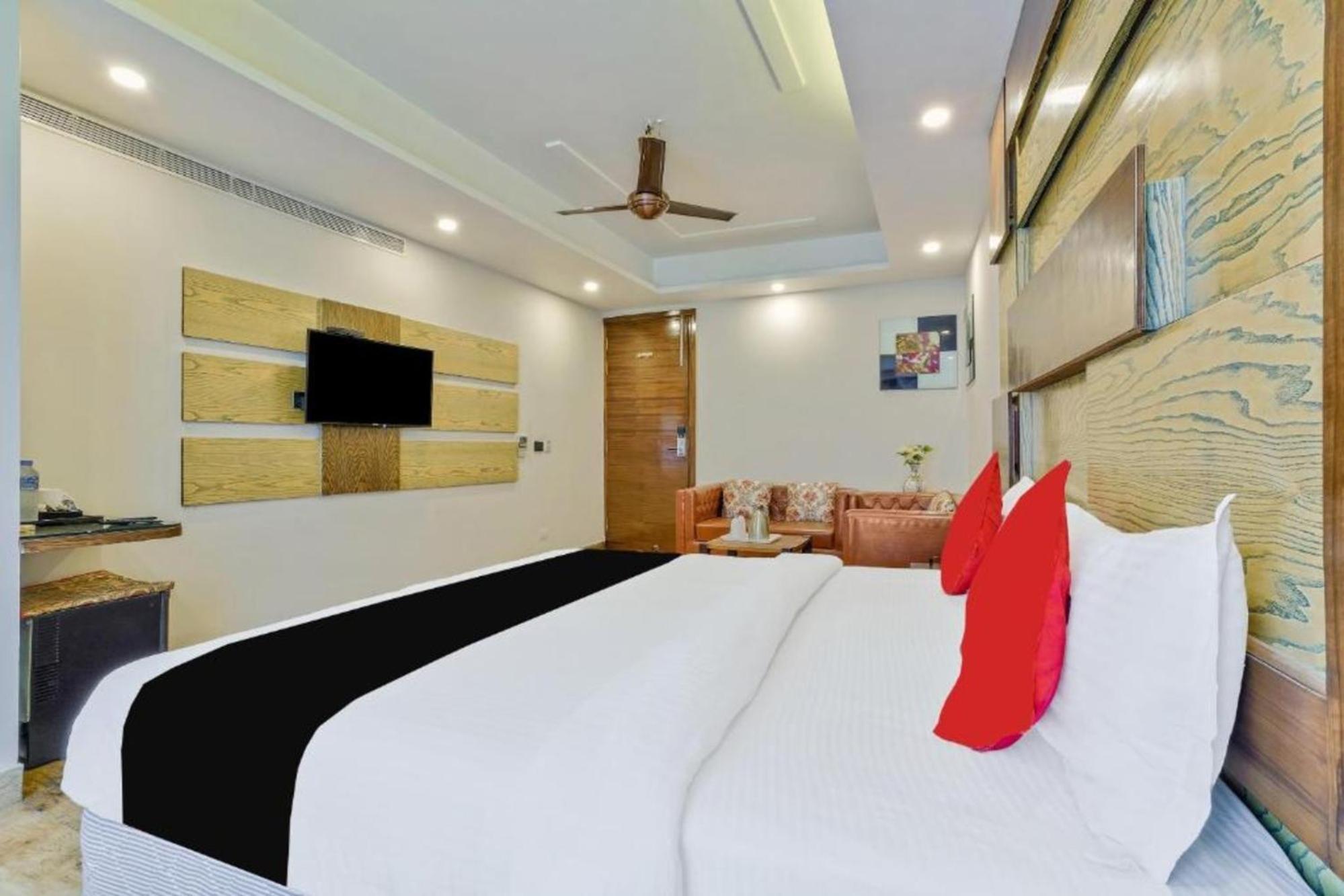 Hotel Nityaa Suites New Delhi Bagian luar foto