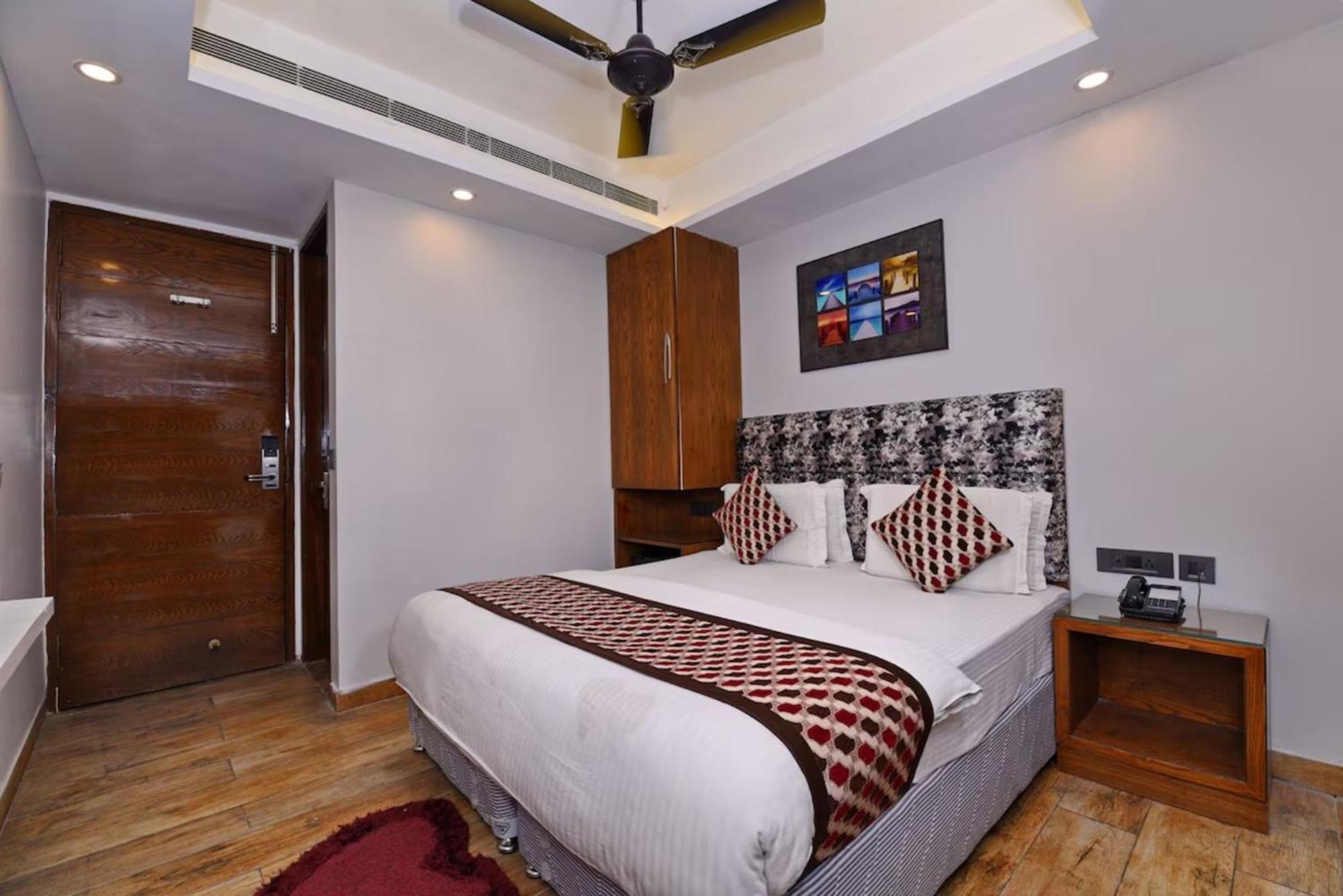 Hotel Nityaa Suites New Delhi Bagian luar foto