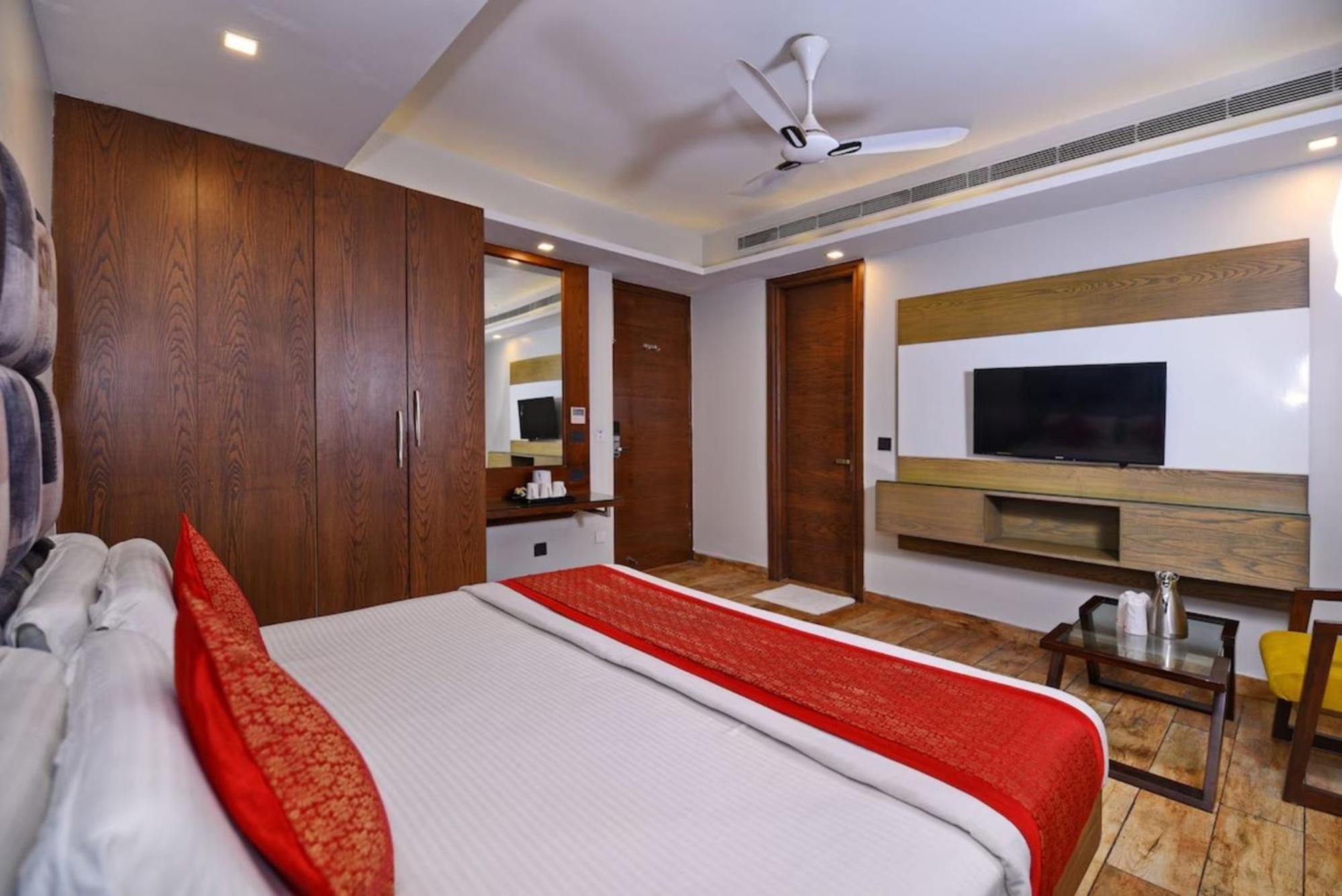Hotel Nityaa Suites New Delhi Bagian luar foto