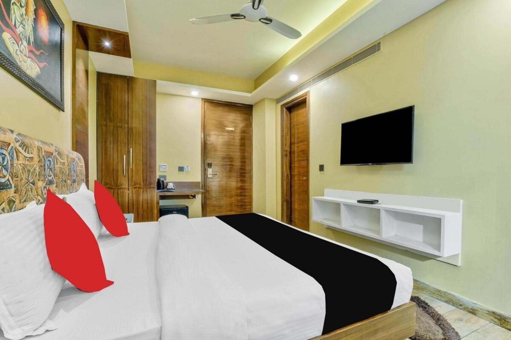Hotel Nityaa Suites New Delhi Bagian luar foto