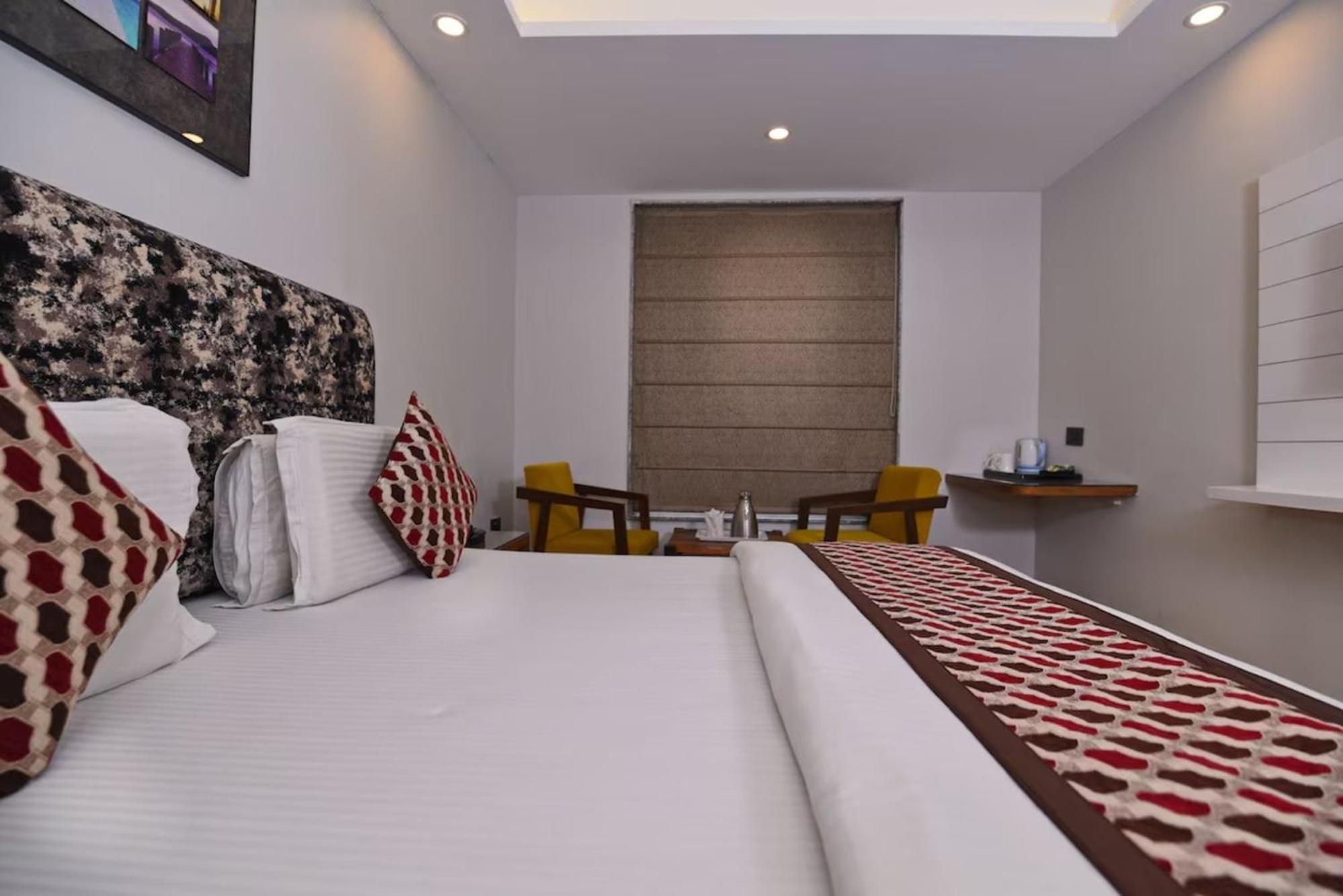 Hotel Nityaa Suites New Delhi Bagian luar foto