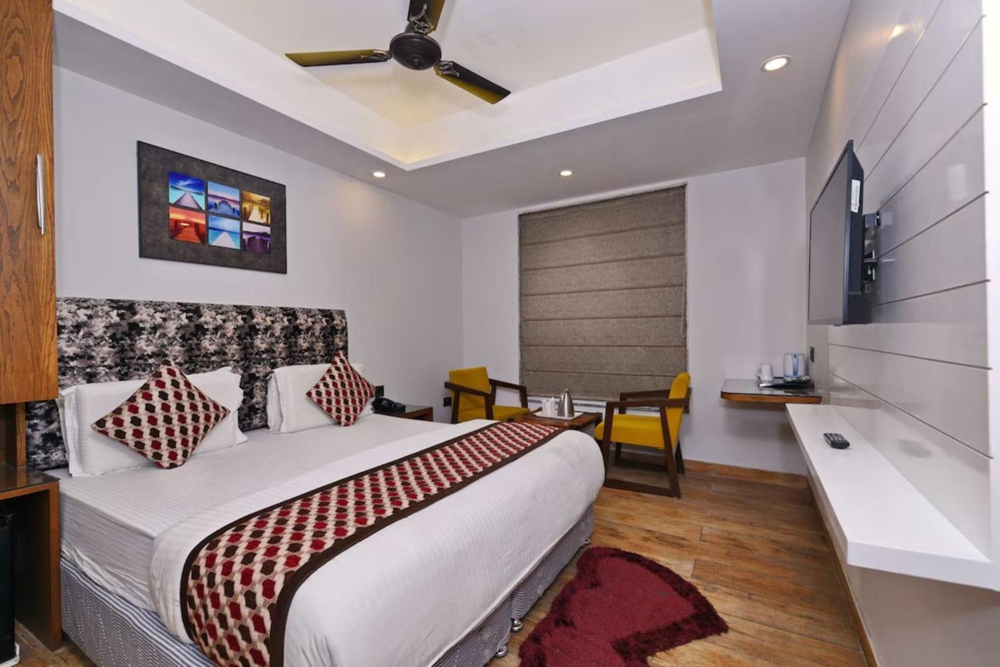 Hotel Nityaa Suites New Delhi Bagian luar foto