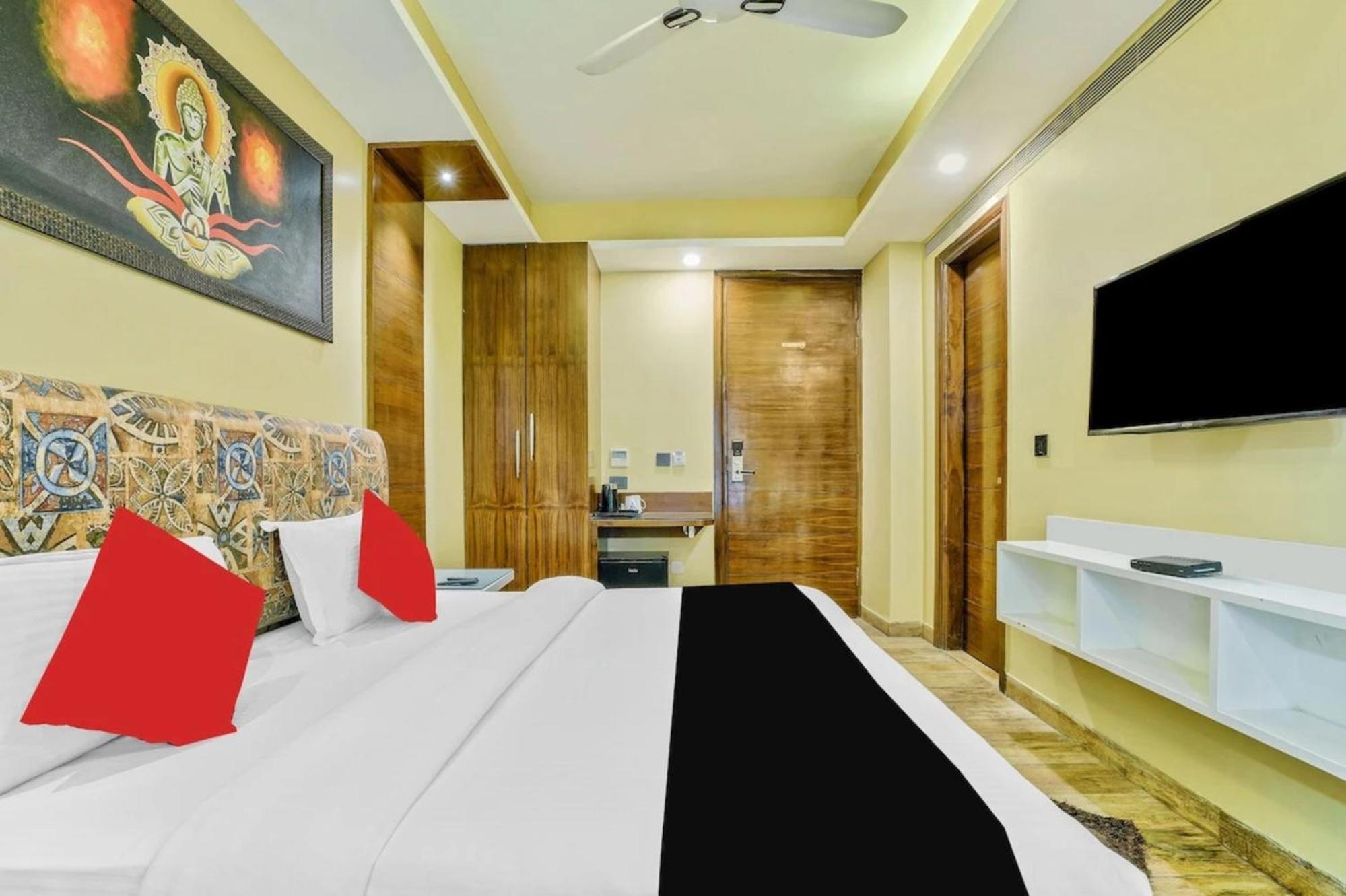 Hotel Nityaa Suites New Delhi Bagian luar foto
